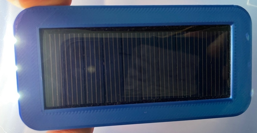 Man sieht eine Solartaschenlampe, welche leuchtet. Das Gehäuse ist blau und mit dem 3D-Drucker selbst gedruckt. 