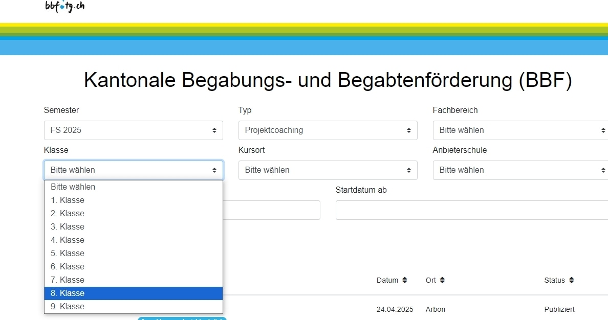 Hier wird gezeigt, wie man nach Semester (z.B. FS 2025), nach Typ (hier Projektcoaching) und nach Klasse filtert, damit nur Kurse angezeigt werden, die geeignet sind.