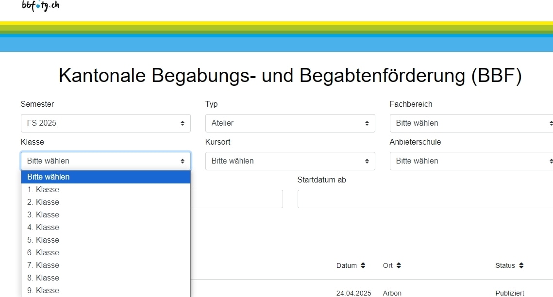 Hier wird gezeigt, wie man nach Semester (z.B. FS 2025), nach Typ (hier Atelier) und nach Klasse filtert, damit nur Kurse angezeigt werden, die geeignet sind.